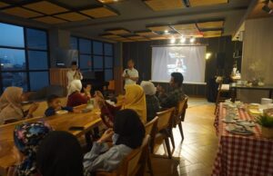 Diskusi Santai Penggiat Film Independen di Aston Inn Jemursari Diskusi Santai Penggiat Film Independen di Aston Inn Jemursari