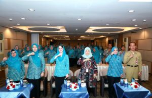 Buka Pelatihan Pembuatan Produk Home Dekor, Arumi Harap Tumbuhkan Jiwa Wirausaha dan Tingkatkan SDM serta Ekonomi Masyarakat Buka Pelatihan Pembuatan Produk Home Dekor, Arumi Tumbuhkan Jiwa Wirausaha dan Tingkatkan SDM serta Ekonomi Masyarakat