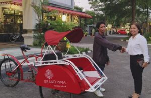 Grand Inna Tunjungan Melakukan Peremajaan Becak untuk Kelompok Becak Genteng baru Grand Inna Tunjungan Melakukan Peremajaan Becak Untuk Kelompok Becak Genteng Baru