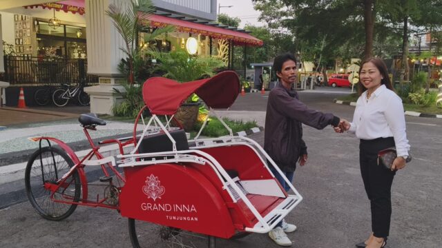 Grand Inna Tunjungan Melakukan Peremajaan Becak Untuk Kelompok Becak Genteng Baru