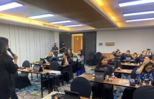 Memupuk Kepercayaan Diri Melalui Kegiatan Merias Wajah Memupuk Kepercayaan Diri Melalui Kegiatan Merias Wajah