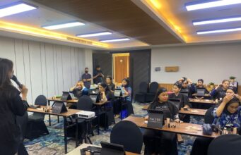 Memupuk Kepercayaan Diri Melalui Kegiatan Merias Wajah Memupuk Kepercayaan Diri Melalui Kegiatan Merias Wajah
