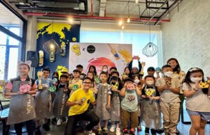 Mengisi Libur Sekolah, Yello Jemursari Punya Acara Melukis Bersama di Kayu Daur Ulang Mengisi Libur Sekolah, Yello Jemursari Punya Acara Melukis Bersama di Kayu Daur Ulang