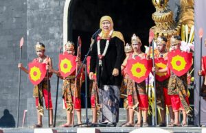 Apresiasi Kirab Budaya Grebeg Tutup Suro Ponorogo, Gubernur Khofifah Yakin Bawa Efek Berganda di Sektor Budaya, Pariwisata dan Ekonomi Apresiasi Kirab Budaya Grebeg Tutup Suro Ponorogo, Gubernur Khofifah Yakin Bawa Efek Berganda di Sektor Budaya, Pariwisata, dan Ekonomi - Harian Surabaya
