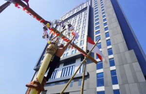 Keseruan Acara Agustusan di Mövenpick Hotel Surabaya City, Dari Panjat Pinang dan Upacara Bendera Dipimpin Oleh Wanita Menyambut HUT RI Ke 78 di Mövenpick Hotel Surabaya City, Upacara Bendera Dipimpin Oleh Wanita