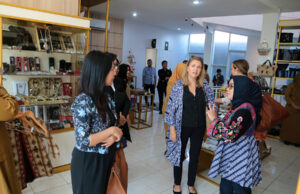 Ketua Dekranasda Surabaya Bahas Pengembangan Kawasan Dolly Bersama Perwakilan Kedubes Inggris Ketua Dekranasda Surabaya Bahas Pengembangan Kawasan Dolly Bersama Perwakilan Kedubes Inggris
