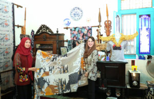Kunjungi Sentra Tenun & Batik di Gresik, Ini Cara Arumi Lestarikan Wastra Jatim Kunjungi Sentra Tenun & Batik di Gresik, Ini Cara Arumi Lestarikan Wastra Jatim