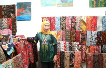 Kunjungi Batik Legendaris di Sidoarjo, Gubernur Khofifah Sebut Jadi Bagian Perkuat Ekosistem UMKM Sambut Porprov VIII Kunjungi Batik Legendaris di Sidoarjo, Gubernur Khofifah Sebut Jadi Bagian Perkuat Ekosistem UMKM Sambut Porprov VIII