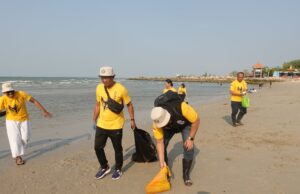 Peduli Lingkungan, Dojo ASTON Gresik dan Gressmall Gelar Aksi Bersih Pantai Delegan Gresik