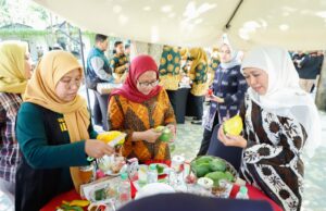 Musim Mangga Tiba, Gubernur Khofifah Ajak Karyawan dan Wartawan Nikmati Legitnya Mangga Asal Kediri Musim Mangga Tiba, Gubernur Khofifah Ajak Karyawan dan Wartawan Nikmati Legitnya Mangga Asal Kediri
