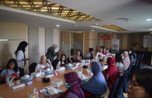 Quest Hotel Darmo Surabaya Bersama UMKM Ajak Masyarakat Berkreasi Melalui Dekorasi Kue Quest Hotel Darmo Surabaya Bersama UMKM Ajak Masyarakat Berkreasi Melalui Dekorasi Kue