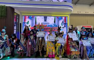 Curi Perhatian Pengunjung, Lestarikan Batik Lewat Kids Fashion Show di Booth FIFGROUP Anak-anak yang menjadi peserta Kids Batik Fashion Show menampilkan antusiasmenya dengan mengenakan kostum batik. Kegiatan ini menjadi salah satu cara melestarikan dan memperkenalkan salah satu warisan budaya Indonesia