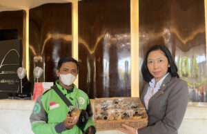 Hotel Ciputra World Surabaya Membagikan Makanan Untuk Para Ojek Online Di Hari Pangan Sedunia