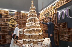 Mercure Surabaya Manyar Hadirkan Nuansa Pohon Natal Eceng Gondok, Bersinar Cerah dengan Sentuhan Ramah Lingkungan Mercure Surabaya Manyar Hadirkan Nuansa Pohon Natal Eceng Gondok, Bersinar Cerah dengan Sentuhan Ramah Lingkungan