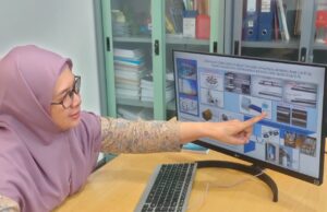 Teknik Mesin ITS Lahirkan Profesor Perempuan Pertama Yang Kembangkan Peredam Getaran Prof Dr Wiwiek Hendrowati ST MT menjelaskan proses pemotongan pada boring bar dengan DVA
