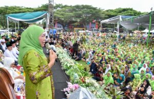Hadiri Pengajian Akbar Muslimat NU Lampung, Khofifah Ajak Ribuan Jamaah Menguatkan NU Dalam Menjaga NKRI Hadiri Pengajian Akbar Muslimat NU Lampung, Khofifah Ajak Ribuan Jamaah Menguatkan NU Dalam Menjaga NKRI (foto : ist)