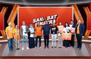 Gelar Penghargaan Program Sahabat FINATRA, UMKM : “Rangkaian Program Bantu Usaha Naik Kelas” Penyerahan penghargaan oleh Operation Director FIFGROUP, Setia Budi Tarigan (tengah) kepada seluruh UMKM peserta Program Sahabat FINATRA didampingi oleh seluruh manajemen FIFGROUP (foto : ist)