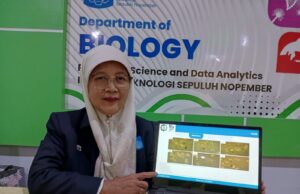 Profesor ITS Teliti Obat Baru Antikanker dari Spons Laut Indonesia Prof Dr Awik Puji Dyah Nurhayati SSi MSi menunjukkan hasil risetnya mengenai pengembangan obat baru antikanker dari bahan spons laut (foto : ist)