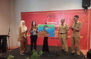 Anniversary Ke 5, Hotel Neo+ Waru Sidoarjo Gelar CSR Pameran Lukisan Karya Anak Disabilitas UPTD Liponsos Kalijudan Dari kiri ke kanan : Eva Rachmawati, S. Psi, MM - Kepala UPTD Kampung Anak Negeri, Nisrina Mardani - Hotel Manager Neo+ Waru Sidoarjo, Arief Sugiharto, ST, MT - Sekretaris Dinas Sosial dan Indra Fajar Swasana, S. Sos - Kepala Bidang Rehabilitasi Sosial (foto koleksi hsc)