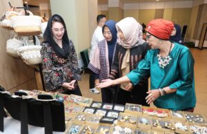 Perkuat Kerjasama Dekranasda Jatim-NTB, Arumi Bachsin Ajak Kembangkan Pasar Millenial Perkuat Kerjasama Dekranasda Jatim-NTB, Arumi Bachsin Ajak Kembangkan Pasar Millenial (foto : ist)