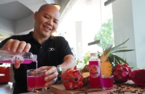 Dosen PCU Bikin Minuman NASAGA, Bisa Bantu Masyarakat di Kediri Dosen Hotel Management PCU, Tjun Han (Hanjaya Siaputra), saat memamerkan hasil minuman fermentasi NASAGA (Nanas dan Naga) (foto : ist)