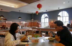 Saffron Restaurant Aston inn Jemursari Sajikan Menu Unik, Rujak Bakso dan Mie Ayam Keju Nurul bersama suami menikmati menu baru di Saffron Restaurant Aston inn Jemursari (foto : ist)