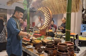 Nostalgia Momen Ramadan di Kampung Halaman, Swiss-Belinn Tunjungan Hadirkan 101 Menu Khas Kampung Nostalgia Momen Ramadan di Kampung Halaman, Swiss-Belinn Tunjungan Hadirkan 101 Menu Khas Kampung (foto : blitz)