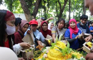 Rayakan Anniversary Sweet Seventeen, Mercure Surabaya Grand Mirama Bagi-Bagi 170 Tumpeng Robyong Rayakan Anniversary Sweet Seventeen, Mercure Surabaya Grand Mirama Bagi-Bagi 170 Tumpeng Robyong (foto : ist)