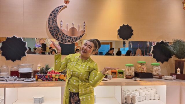 Di Bulan Ramadan, Zest Jemursari Surabaya Hadirkan KURMA Bareng Mak Kur (foto : blitz)