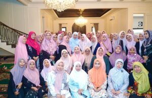 Khofifah Gelar Khataman Bersama 100 Hafidzhoh, Ajak Perbanyak Tadarrus Al Qur’an di Bulan Ramadhan dan Lestarikan Tradisi Khataman Jumat Legi Khofifah Gelar Khataman Bersama 100 Hafidzhoh, Ajak Perbanyak Tadarrus Al Qur'an di Bulan Ramadhan dan Lestarikan Tradisi Khataman Jumat Legi (foto : ist)