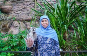 Khofifah Isi Libur Lebaran dengan Momong Cucu ke Jatim Park 2 Batu, Kenalkan Satwa Sembari Nikmati Kuliner Legendaris Khofifah Isi Libur Lebaran dengan Momong Cucu ke Jatim Park 2 Batu, Kenalkan Satwa Sembari Nikmati Kuliner Legendaris