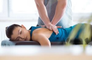 Pakar Obgyn UNAIR Ungkap Bahaya Pijat Perut pada Organ Reproduksi Wanita Foto Ilustrasi pijat tradisional pada wanita (doc: IStock)