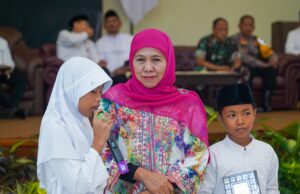 Santuni 500 Anak Yatim Se-Kota Probolinggo, Khofifah Bocorkan Amalan Yang Dilakukan untuk Jemput Lailatul Qadar Santuni 500 Anak Yatim Se-Kota Probolinggo, Khofifah Bocorkan Amalan Yang Dilakukan untuk Jemput Lailatul Qadar