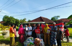 Telkomsel Salurkan Bantuan CSR Kepada MasyarakatTerdampak Gempa Bawean Telkomsel Salurkan Bantuan CSR Kepada MasyarakatTerdampak Gempa Bawean
