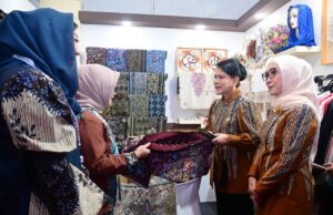 Pj. Ketua Dekranasda Jatim Bangga Kain Batik Tuban Diborong Ibu Negara Pj. Ketua Dekranasda Jatim Bangga Kain Batik Tuban Diborong Ibu Negara (foto : ist)