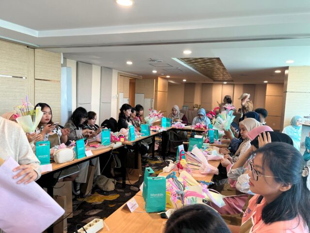 quest Quest Hotel Surabaya Gandeng UMKM "Ber_Kembang” Gelar Workshop Seni Merangkai Bunga (foto : ist)