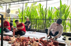 Rayakan Idul Adha, Java Paragon Hotel & Residences Bagikan Daging dengan Tempat yang Ramah Lingkungan Rayakan Idul Adha, Java Paragon Hotel & Residences Bagikan Daging dengan Tempat yang Ramah Lingkungan (foto : ist)