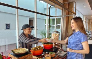 ASTON Sidoarjo Angkat Tradisi Kuliner Lokal, Persembahkan Kelezatan Lontong Kikil ASTON Sidoarjo Angkat Tradisi Kuliner Lokal, Persembahkan Kelezatan Lontong Kikil (foto : ist)