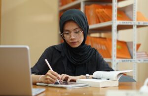 Menulis Sambil Rebahan Lewat Aplikasi KBM App dan Karyakarsa Mahasiswa Prodi Linguistik Indonesia UPN "Veteran" Jawa Timur (foto : ist)