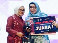 IPEMI Surabaya Semakin Menunjukkan Eksistensinya Hj. Prita Eksimaningrum S. Psi selaku Ketua IPEMI Kota Surabaya menerima penghargaan dari Rini Cahyadi Ketua GOW Surabaya (foto : ist)