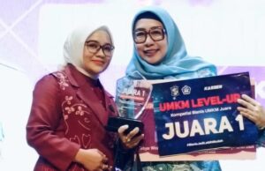 IPEMI Surabaya Semakin Menunjukkan Eksistensinya Hj. Prita Eksimaningrum S. Psi selaku Ketua IPEMI Kota Surabaya menerima penghargaan dari Rini Cahyadi Ketua GOW Surabaya (foto : ist)