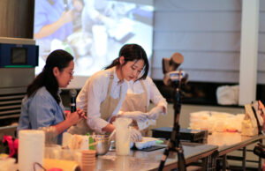 Ajak Rekan Media Demo Bikin Kue, Chef Pastry Asal Korea Buat Petit Gateux di JW Marriott Surabaya Chef pastri ternama di Korea, Chef Hyo Jeong Han sedang menunjukkan kebolehannya (foto : ist)