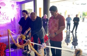 Surabaya Suites Hotel Re-opening Pala Ballroom dan Hotel Gelar Wedding Showcase 2024 Pengguntingan pita peresmian Pala Ballroom oleh GM Surabaya Suites Hotel (foto : ist)
