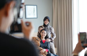 Bingkai Keluarga dalam Setara Berkarya di Midtown Residence Hotel Surabaya Pada Hari Anak Nasional 2024 Bingkai Keluarga dalam Setara Berkarya di Midtown Residence Hotel Surabaya Pada Hari Anak Nasional 2024 (foto : ist)