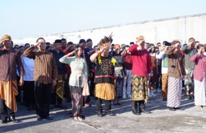 Peringati Kemerdekaan, Aston Madiun Gelar Pengibaran Bendera Tertinggi di Kota Madiun