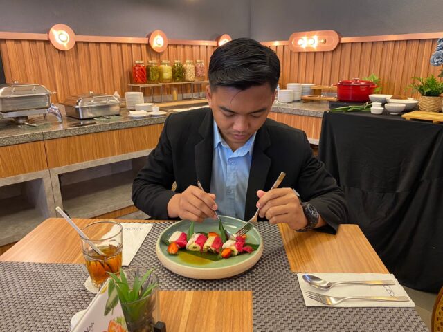 Rayakan HUT RI Ke 79, Aston Inn Jemursari Surabaya Luncurkan Putu Mayang Gulung Merah Putih (foto : ist)