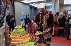 Hotel Gunawangsa Merr Rayakan Anniversary Ke-8 Agus Marsudi selaku General Manager Hotel Gunawangsa Merr Surabaya memotong tumpeng saat merayakan anniversary ke 8 (dokpri. blitz)