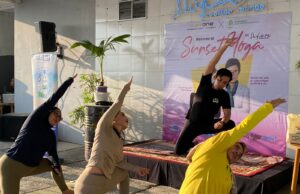 Maxone Dharmahusada Padukan Yoga dengan Health Talk dan Craft Activity di Rooftop