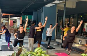 Artotel TS Suites Surabaya Mengajak Tamu Merelaksasikan Diri Dengan Yoga di HUT RI Ke 79 Artotel TS Suites Surabaya Mengajak Tamu Merelaksasikan Diri Dengan Yoga di HUT RI Ke 79 (foto : ist)