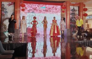 Andima Management Hadirkan Busana Liburan Dengan Tema “Negeri Sakura Jepang” di IKFF 2023